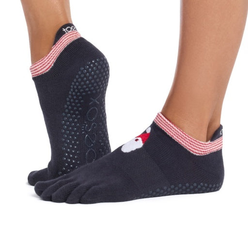 ToeSox Full Toe Low Rise raštuotos pirštuotos kojinės, spalva Candy clause – ant pėdų, vaizdas iš šono