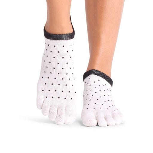 ToeSox Full Toe Low Rise raštuotos pirštuotos kojinės, spalva Ash polka dots – ant pėdų, vaizdas iš priekio