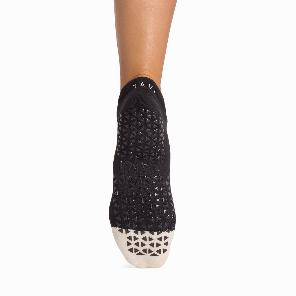 Tavi Grip Savvy Socks in Cozy bear – non-slip grip sole, back view